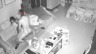 十二月最新流出破解家庭摄像头偷拍黄毛小伙鸡巴硬邦邦和高跟情趣内衣眼镜少妇沙发上激情